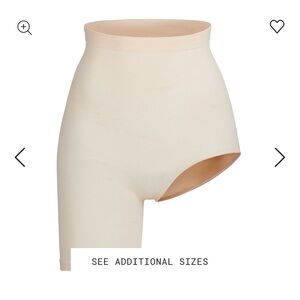 SKIMS SEAMLESS SCULPT SOLUTION SHORT LEFT LEG EXPOSED